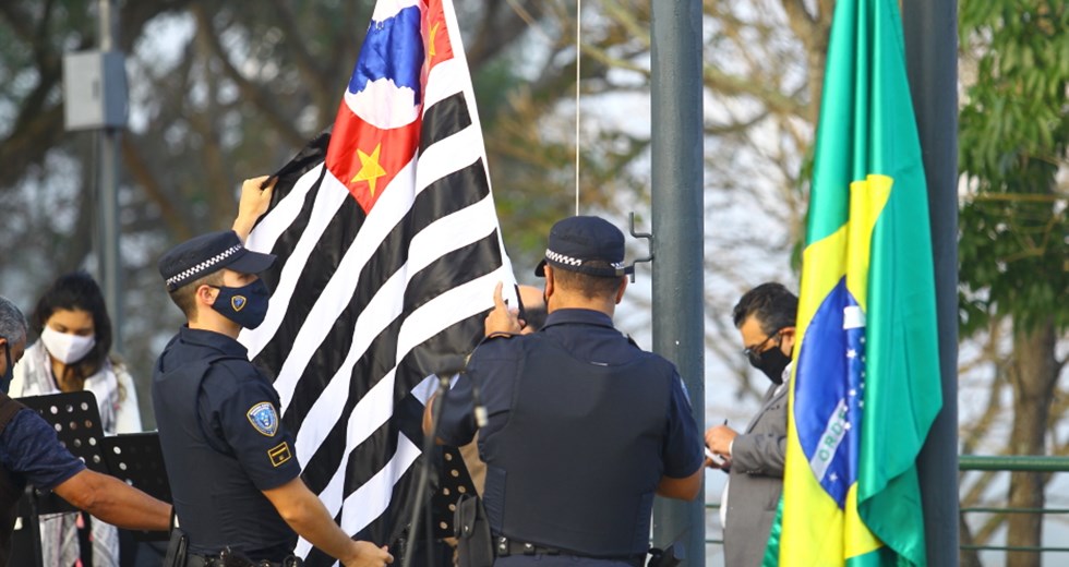 São José 253 anos - Hasteamento das Bandeiras na Orla do Banhado. Foto: Claudio Vieira/PMSJC 27-07-2020
