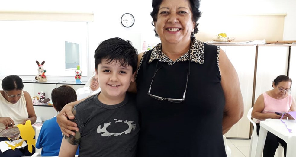Rita de Cassia do Prado, 60 anos e o neto João Vitor do Prado de 8 anos
