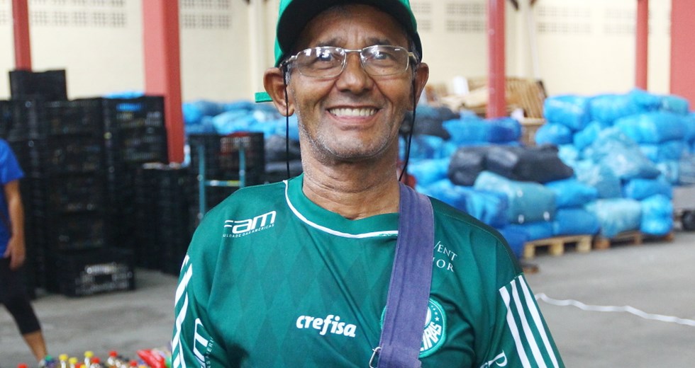 Alberto Pessoa de Oliveira, 63 anos, morador da Vila Paiva, entrega alimentos arrecadados na Gincana