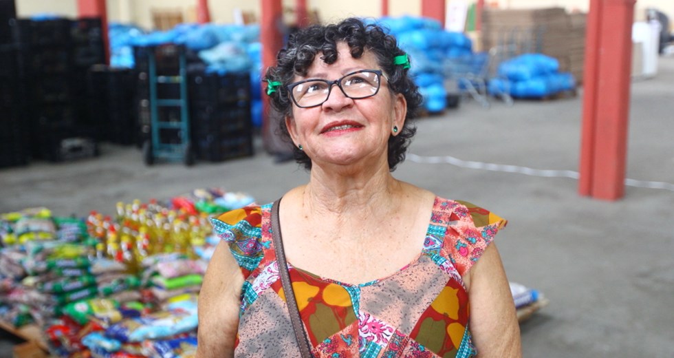 Nancy Souza Rabelo, 70 anos, moradora do centro da cidade, entrega alimentos arrecadados na Gincana