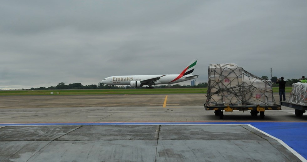 Chegada do Avião da Emirates que levará o satélite brasileiro para a Índia    22/12/2020