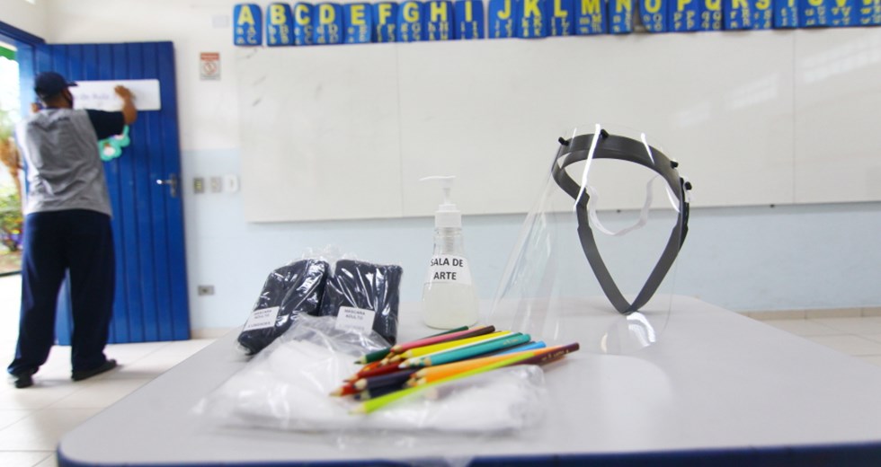 Escolas municipais contam com itens de segurança contra o Coronavírus para professores, alunos e equipe gestora para a volta às aulas. Foto: Claudio Vieira/PMSJC 06-01-2021