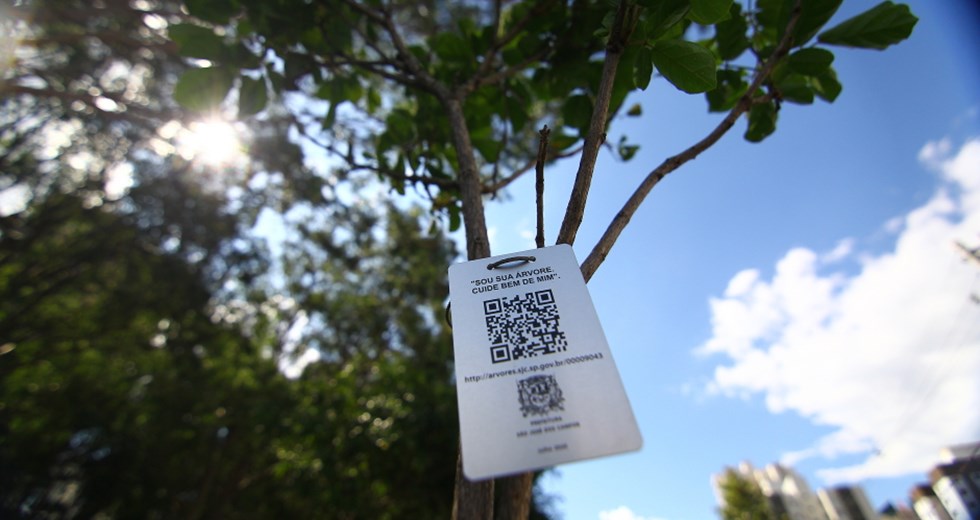 Novas árvores com QR Code na Praça Ulysses Guimarães no Jardim Aquarius. Foto: Claudio Vieira/PMSJC 10-03-2021