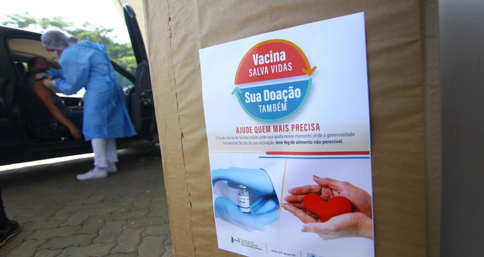 Fundo Social inicia campanha de doação de alimentos na vacinação para idosos com 71 anos ou mais. Foto: Claudio Vieira/PMSJC 23-03-2021  