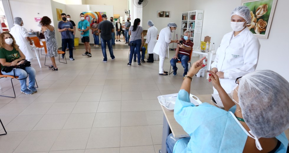 Vacina Astra Zeneca 60 anos no CEFE e Casa do Idoso Sul