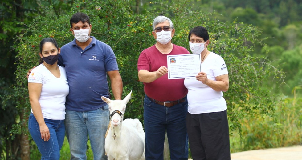 Entrega do Certificado Sim para produtor rural em São Francisco Xavier. Foto Claudio Vieira/PMSJC 07-05-2021