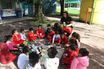 A professora de Sala de Leitura da Emei Zilda Costa, no Parque Santa Rita (região sudeste), comemorou a data com um piquenique literário nesta terça-feira (17). 