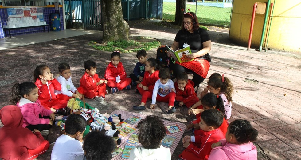 A professora de Sala de Leitura da Emei Zilda Costa, no Parque Santa Rita (região sudeste), comemorou a data com um piquenique literário nesta terça-feira (17). 