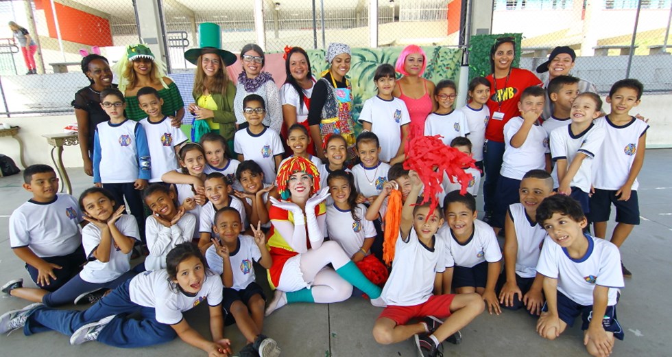 Dia Nacional do Livro Infantil, com doação de livros para alunos da Emef Profº Hélio Walter Bevilacqua no bairro Jd. República. 