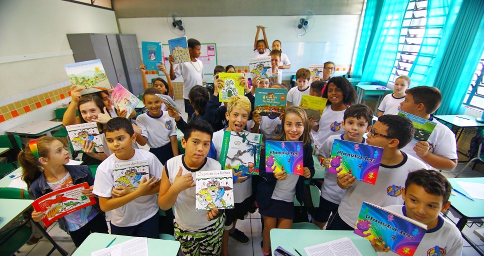Dia Nacional do Livro Infantil, com doação de livros para alunos da Emef Profº Hélio Walter Bevilacqua no bairro Jd. República. 