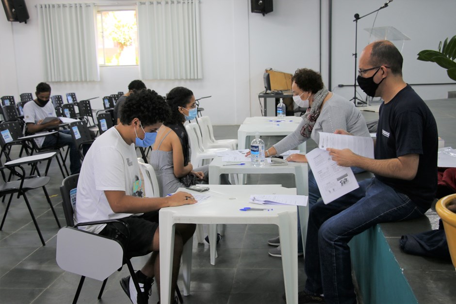 Alunos da Fundhas assinam contrato de trabalho pelo programa Jovem Aprendiz