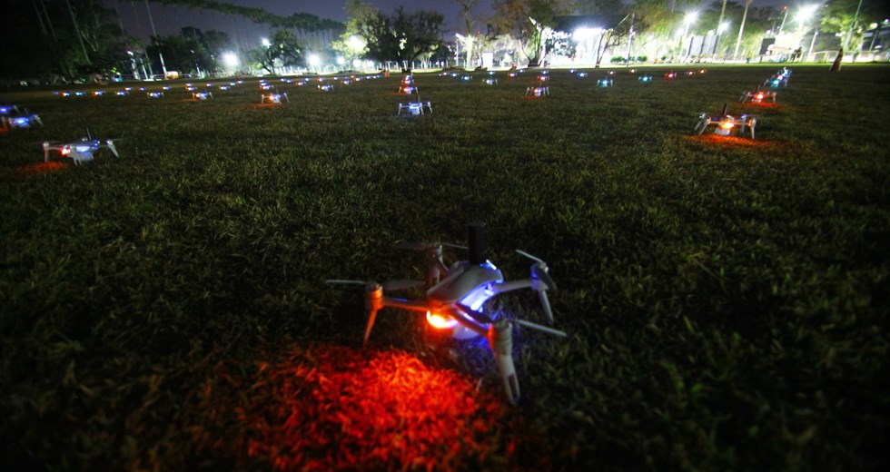 Show drive-in de luzes de drones em homenagem à cidade. Foto: Claudio Vieira/PMSJC 26-07-2021