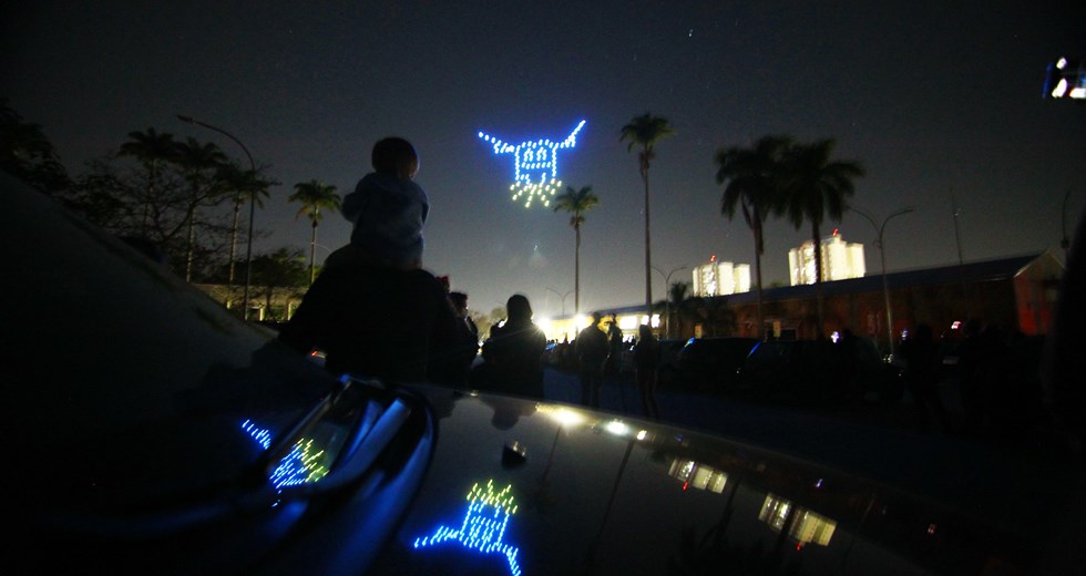 Show drive-in de luzes de drones em homenagem à cidade. Foto: Claudio Vieira/PMSJC 26-07-2021