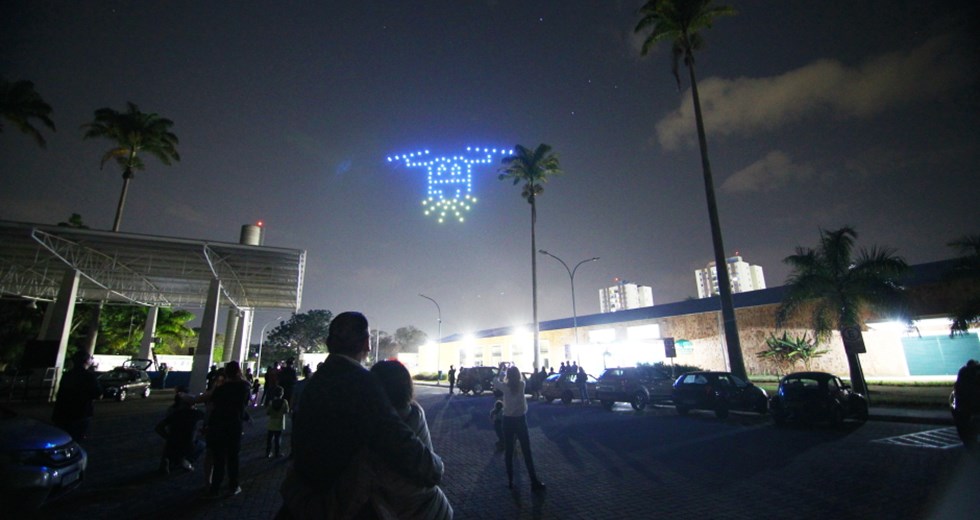 Show drive-in de luzes de drones em homenagem à cidade. Foto: Claudio Vieira/PMSJC 27-07-2021