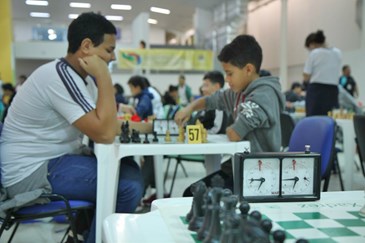 Competição de xadrez e damas entre alunos da Reme movimenta Clube