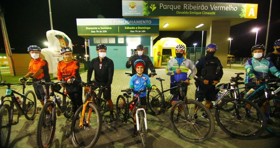 Passeio ciclístico noturno no Parque Ribeirão Vermelho. Foto: Claudio Vieira/PMSJC 22-09-2021