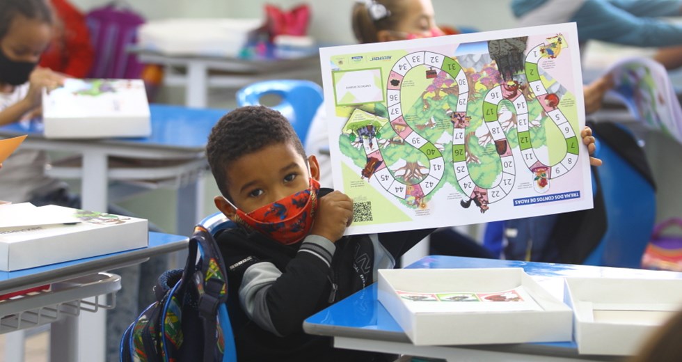 Recupera Alfabetização - Kits começam a ser entregues nas escolas. Foto: Claudio Vieira/PMSJC 21-10-2021 