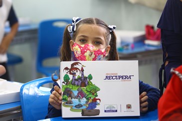 Recupera Alfabetização - Kits começam a ser entregues nas escolas. Foto: Claudio Vieira/PMSJC 21-10-2021 
