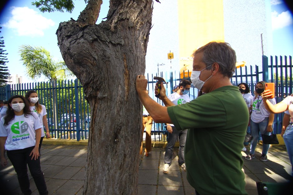 Plantio e identificação de árvores na rua do Paço. Foto: Claudio Vieira/PMSJC 22-10-2021