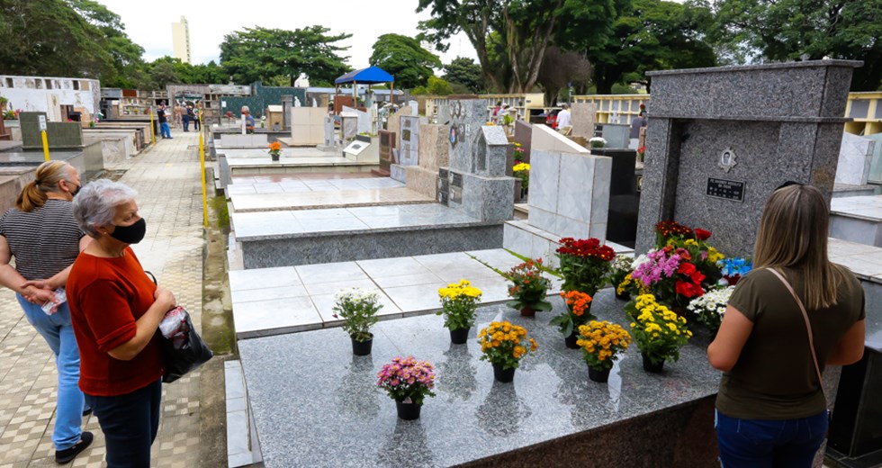 Movimento no feriado de finados no Cemitério Central