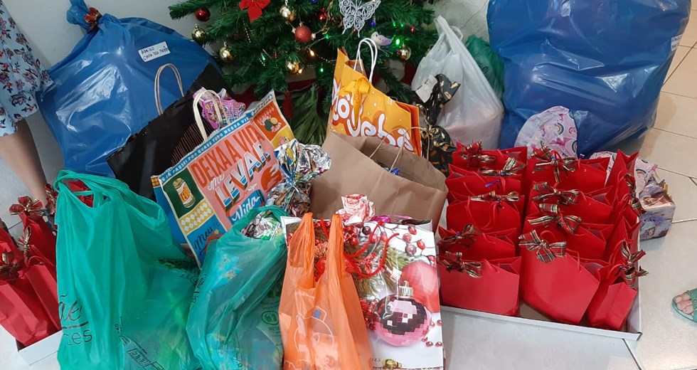 Entrega de presentes de Natal para bebês, crianças e adolescentes de abrigos municipais