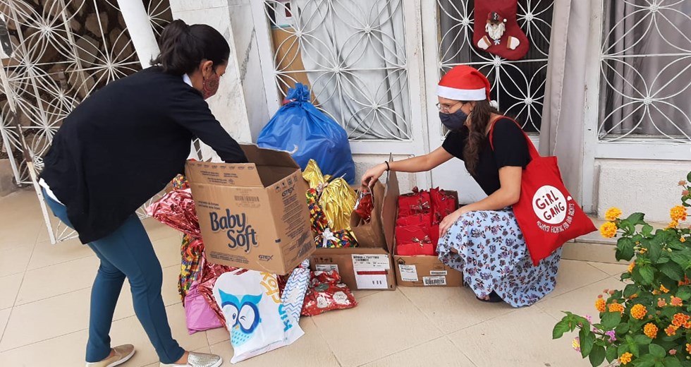 Entrega de presentes de Natal para bebês, crianças e adolescentes de abrigos municipais