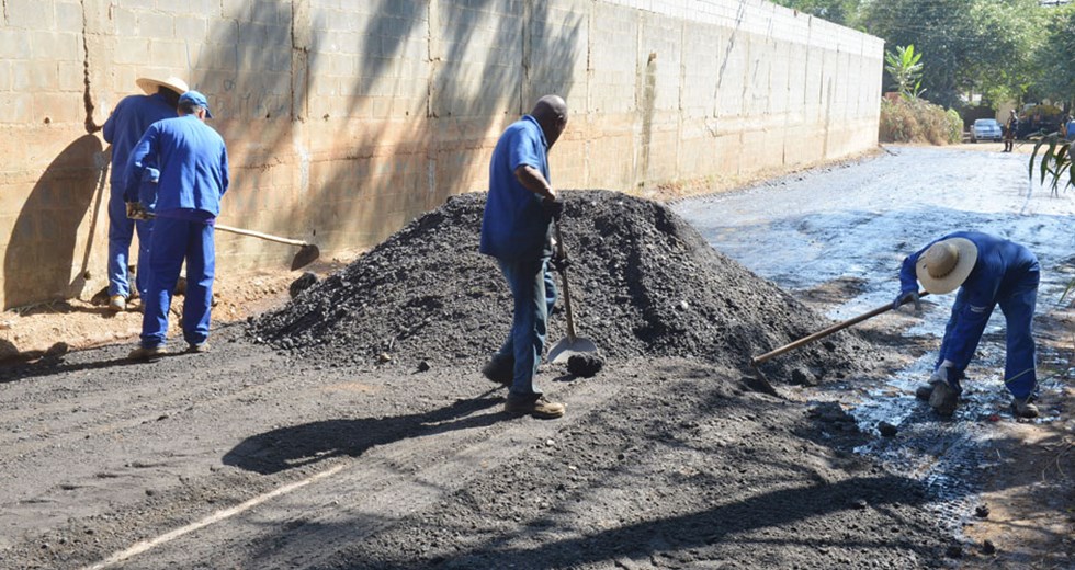 Implantação de fresa de asfalto em via que foi aplicado revestimento antipoeira 10 05 2018