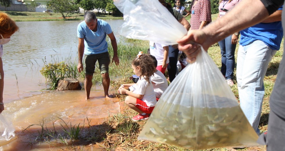  Programação da Semana da Água - Soltura de peixes no lago do Parque Linear Santa Júlia. Foto: Claudio Vieira/PMSJC 24-03-2022  