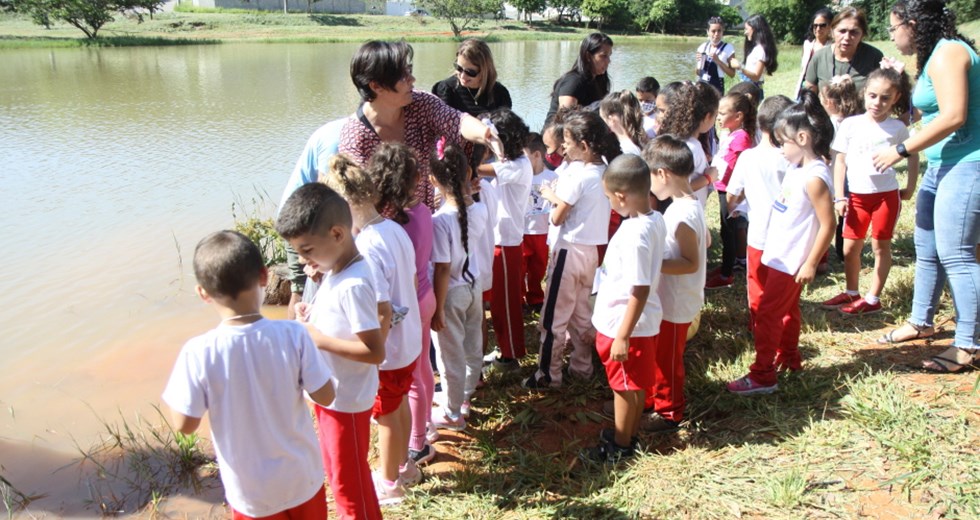  Programação da Semana da Água - Soltura de peixes no lago do Parque Linear Santa Júlia. Foto: Claudio Vieira/PMSJC 24-03-2022  