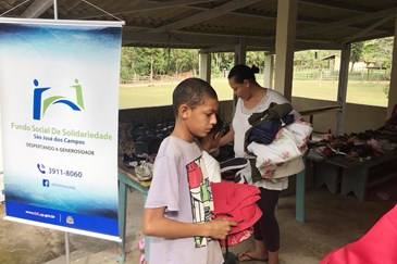 Campanha do Agasalho 2018 - Entrega para moradores do Bairro do Guirra zona norte. Foto: PMSJC. 16-05-2018