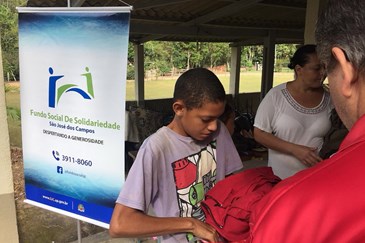 Campanha do Agasalho 2018 - Entrega para moradores do Bairro do Guirra zona norte. Foto: PMSJC. 16-05-2018