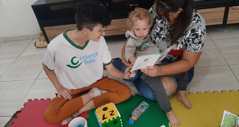 Entrega de kits de livros para famílias inseridas no programa Criança Feliz