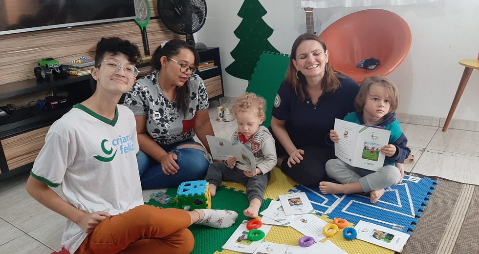 Entrega de kits de livros para famílias inseridas no programa Criança Feliz
