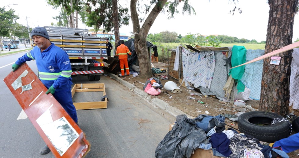 Mutirão de limpeza de descartes abandonados por moradores de rua