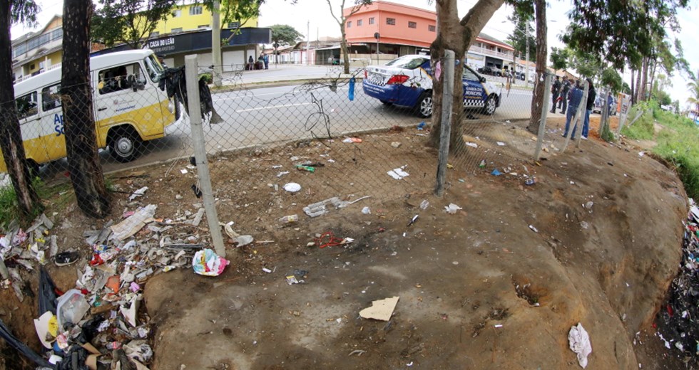 Mutirão de limpeza de descartes abandonados por moradores de rua