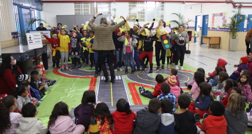 DIA D da Campanha Maio Amarelo - Flash Mob com os alunos da EMEFI Mercedes Maria Perotti no Rio Comprido. Foto: Claudio Vieira/PMSJC 19-05-2022 