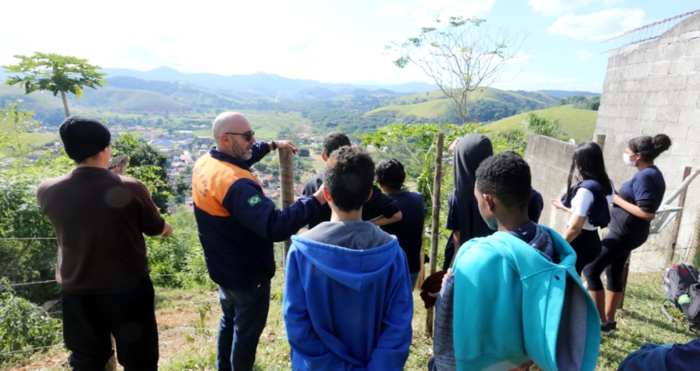 Equipe da Defesa Civil mostra área de risco a alunos da E.E. Olavo Bilac