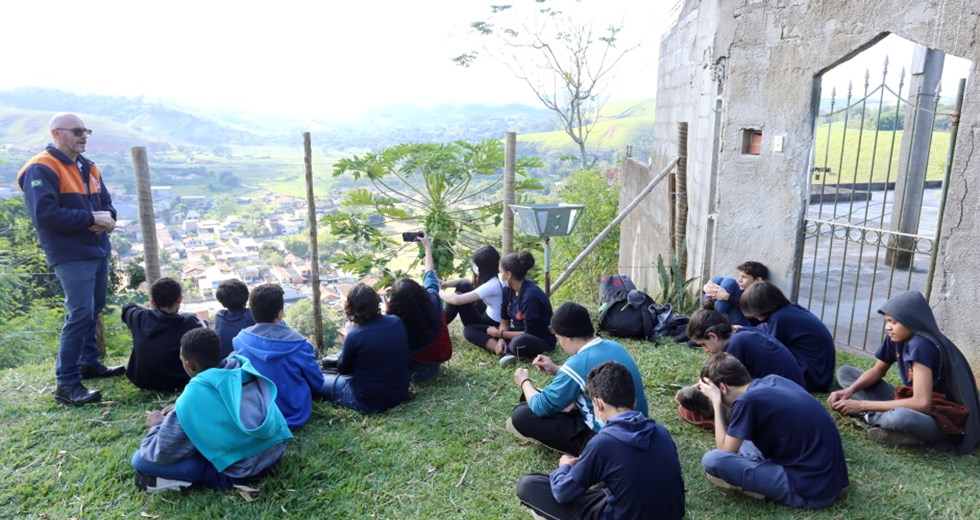 Equipe da Defesa Civil mostra área de risco a alunos da E.E. Olavo Bilac