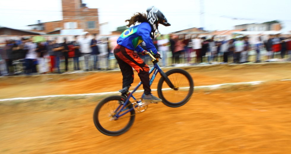Escola Ativa: Pista de Ciclismo BMX na Emefi Àlvaro Gonçalves no Campo dos Alemães. Foto: Claudio Vieira/PMSJC 30-05-2022  