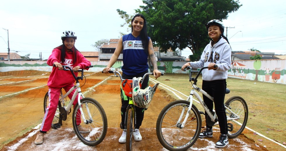 Escola Ativa: Pista de Ciclismo BMX na Emefi Àlvaro Gonçalves no Campo dos Alemães. Foto: Claudio Vieira/PMSJC 30-05-2022  