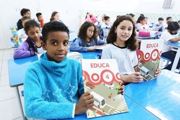 Distribuição de livros do Programa Educação para o Trânsito na Emef Prof. Moacyr Benedicto de Souza