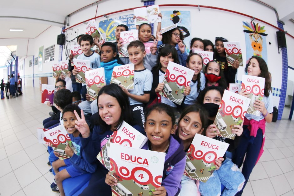 Distribuição de livros do Programa Educação para o Trânsito na Emef Prof. Moacyr Benedicto de Souza
