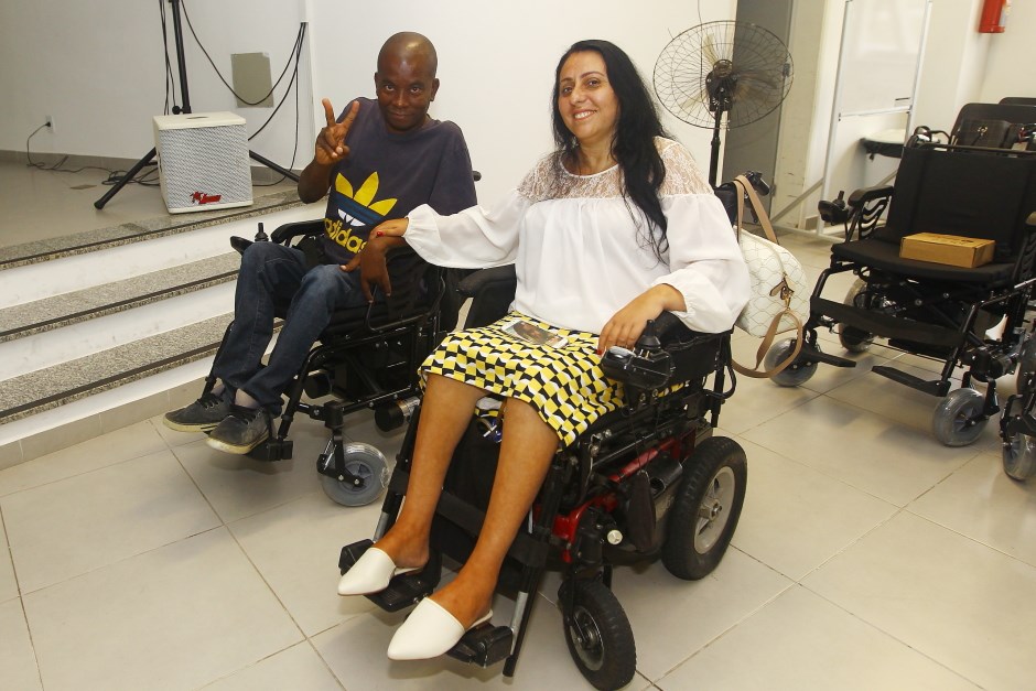 Pacientes com necessidades especiais, familiares, profissionais da saúde e autoridades se reuniram na manhã desta segunda-feira (27) no auditório do Centro da Juventude para o prosseguimento de entrega das 193 cadeiras de rodas adquiridas pela Prefeitura de São José dos Campos.