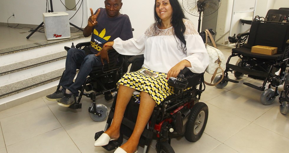 Pacientes com necessidades especiais, familiares, profissionais da saúde e autoridades se reuniram na manhã desta segunda-feira (27) no auditório do Centro da Juventude para o prosseguimento de entrega das 193 cadeiras de rodas adquiridas pela Prefeitura de São José dos Campos.