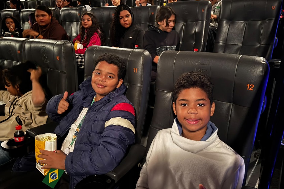Eles assistiram ao filme Toy Story 5 e aproveitaram a sessão com pipoca e refrigerante.