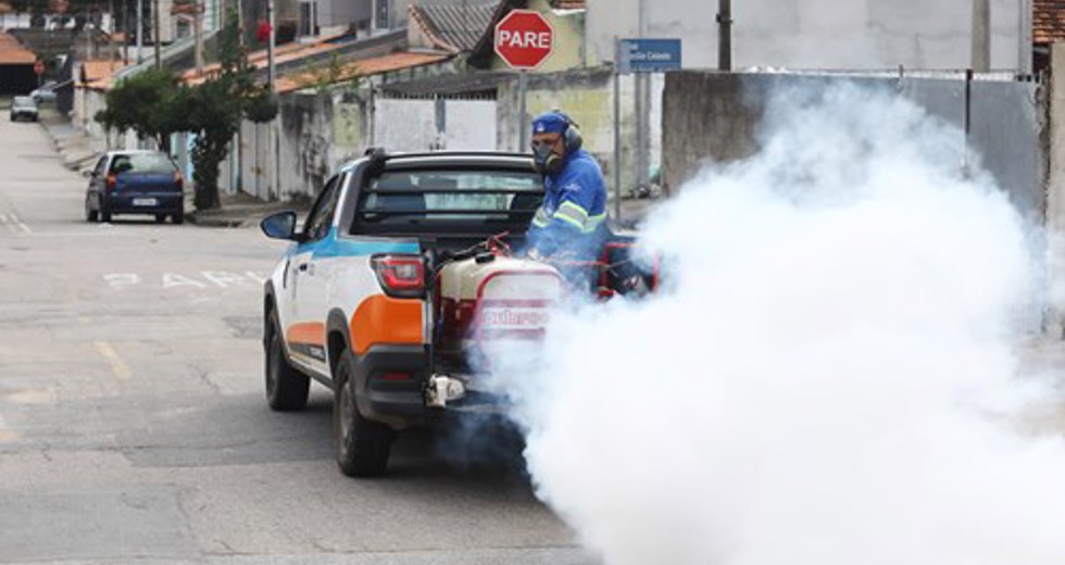 Equipes recolhem os materiais em caminhões para ampliar o combate à dengue na cidade