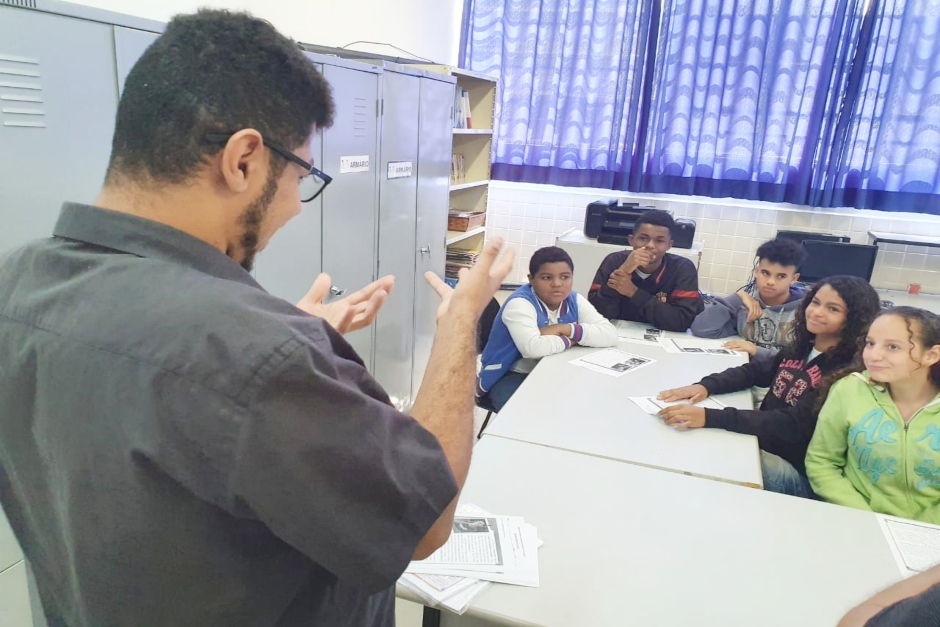 professor-surdo-ministra-aulas-de-libras-em-escola-municipal-8.jpg