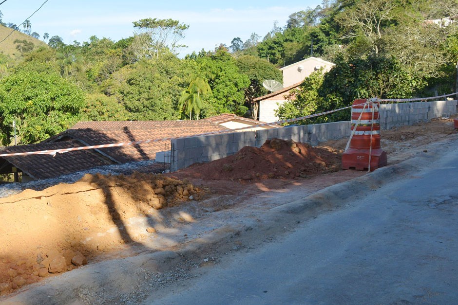 Construção do Muro Dona Nega no Freitas  Zona Norte  29 05 2018