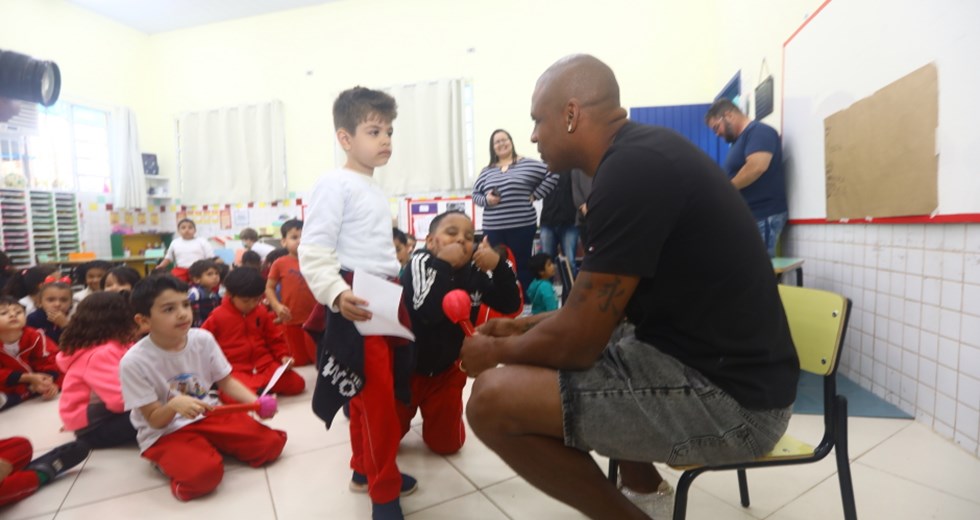 Visita do jogador Jailson na Emei Profª Angela de Castro Lopes. Foto: Claudio Vieira/PMSJC 04-10-2022