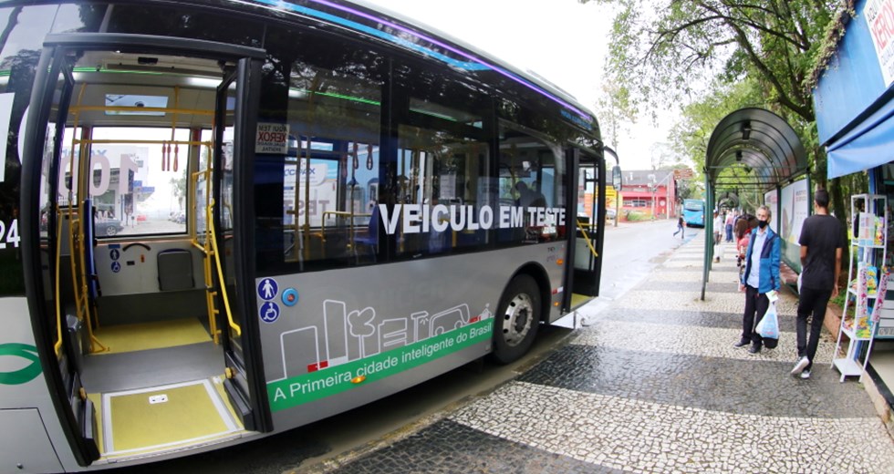 Ônibus urbano elétrico em fase de teste